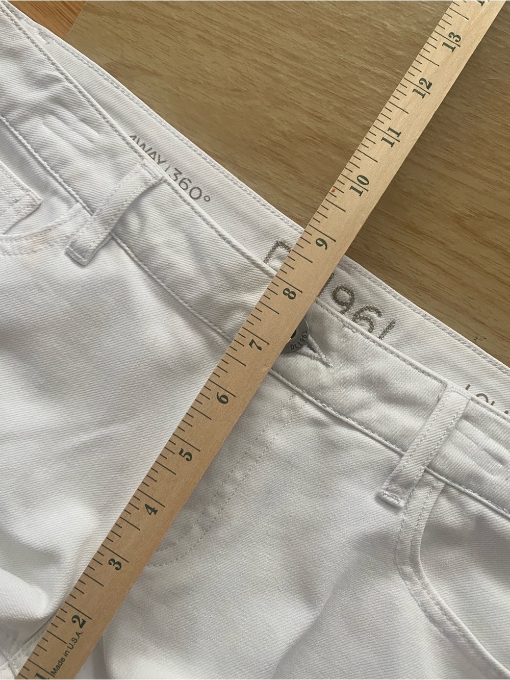 DL1961 Lola White Frayed Hem Denim Shorts SIZE 27. A stain callout - Picture 11 of 15